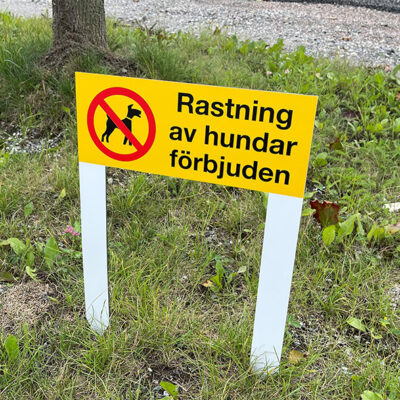 kylt rastning av hundar förbjuden 300x120mm med markmontering