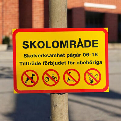 Skolområde skolverksamhet pågår 06-18 tillträde förbjudet för obehöriga röd ram gul bakgrund