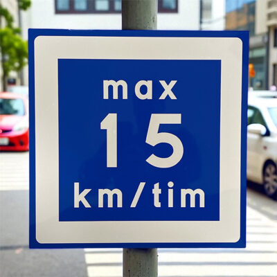 Vägmärke E11 Rekommenderad lägre hastighet 15km