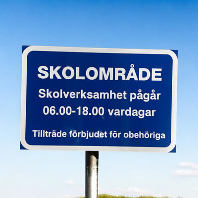 Förbudsskylt Skolområde skolverksamhet pågår tillträde förbjudet för obehöriga utan symboler