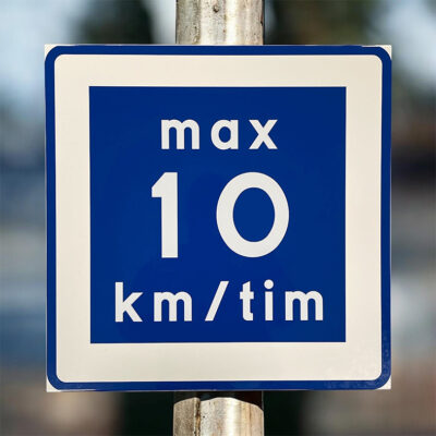 E11-1 Vägmärke Rekommenderad lägre hastighet 10km