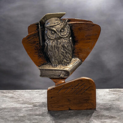 Statyett-Examen-med-motiv-uggla
