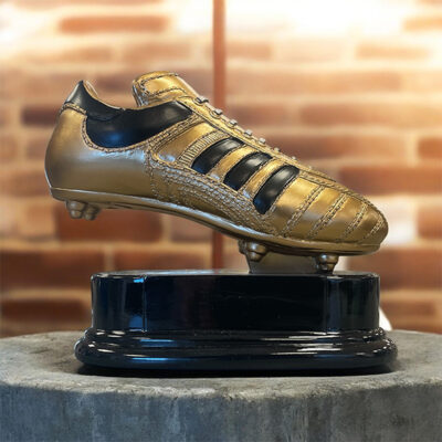 Statyett-Fotbollsko-Guld-och-svart-210mm
