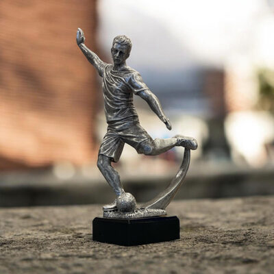 Statyett-Fotbollspelare-och-boll-i-silver.-H290mm