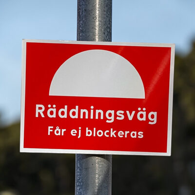Brandskylt Räddningsväg får ej blockeras