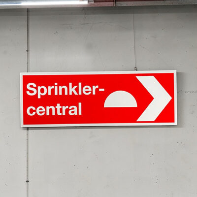 Brandskylt Sprinklercentral pil höger