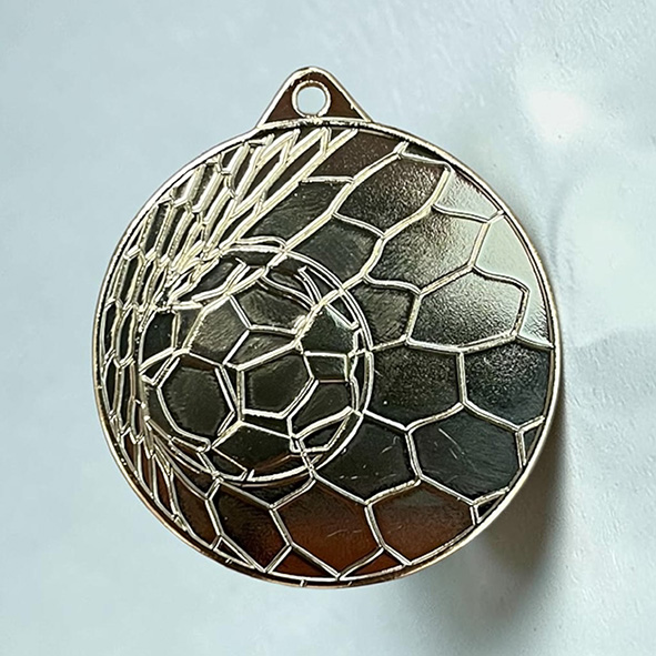 Fotbollsmedalj-Guld-50mm-med-boll-och-fotbollsnat