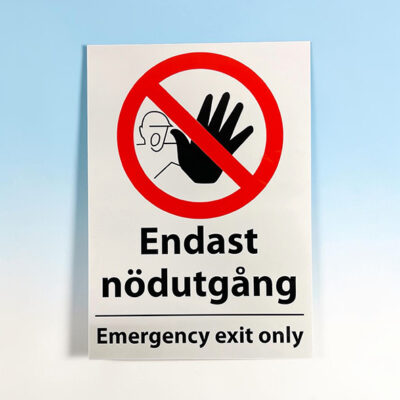 Förbudsskylt endast nödutgång Emergency exit only